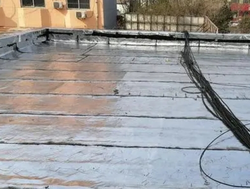 锡林浩特卫生间漏水维修公司分享下锡林浩特屋面楼顶防水刚性防水层施工要点。